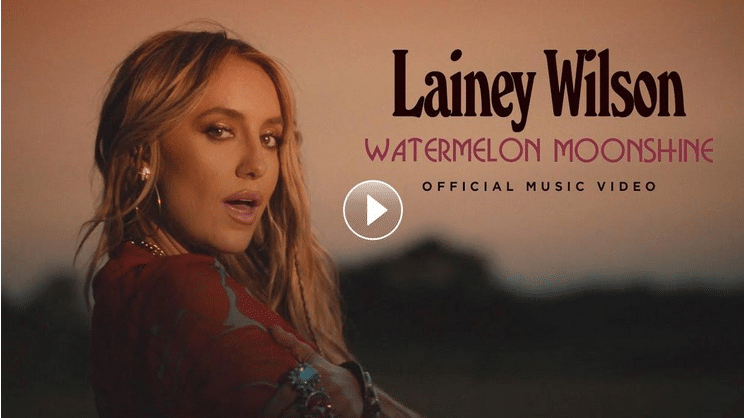 Miralo ahora Lainey Wilson Video oficial de Watermelon Moonshine